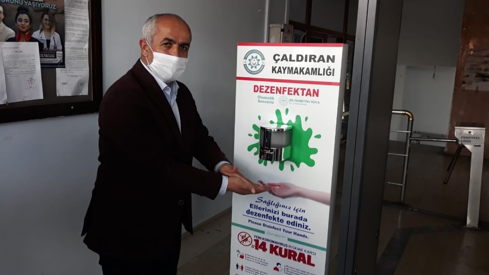 Çaldıran Belediyesinden sensörlü dezenfektan hizmeti 