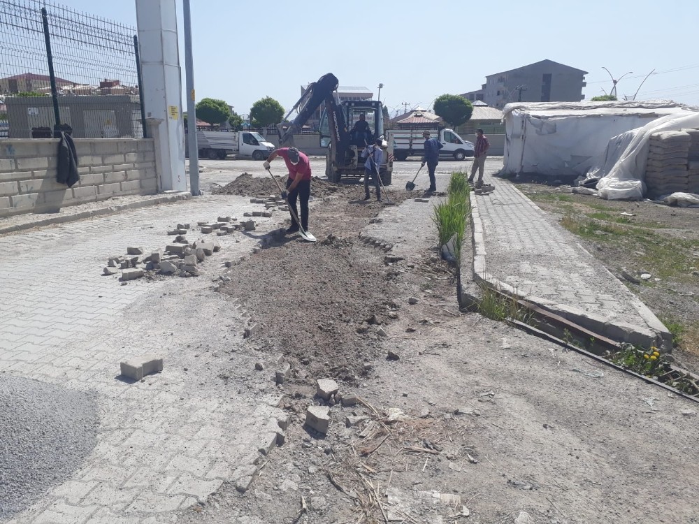 Çaldıran Belediyesinden yol onarım çalışması 