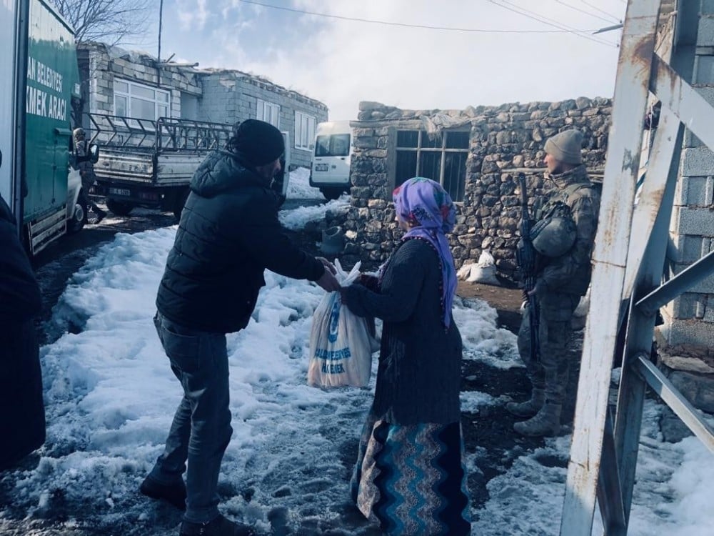 Çaldıran Belediyesinin yardımları Başkale’deki depremzedelere ulaştırıldı 