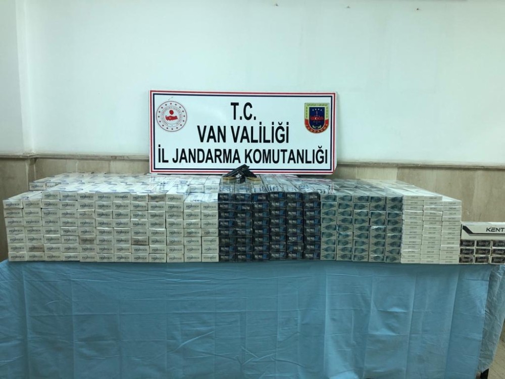 Çaldıran’da 8 bin paket kaçak sigara ve ruhsatsız tabanca ele geçirildi 