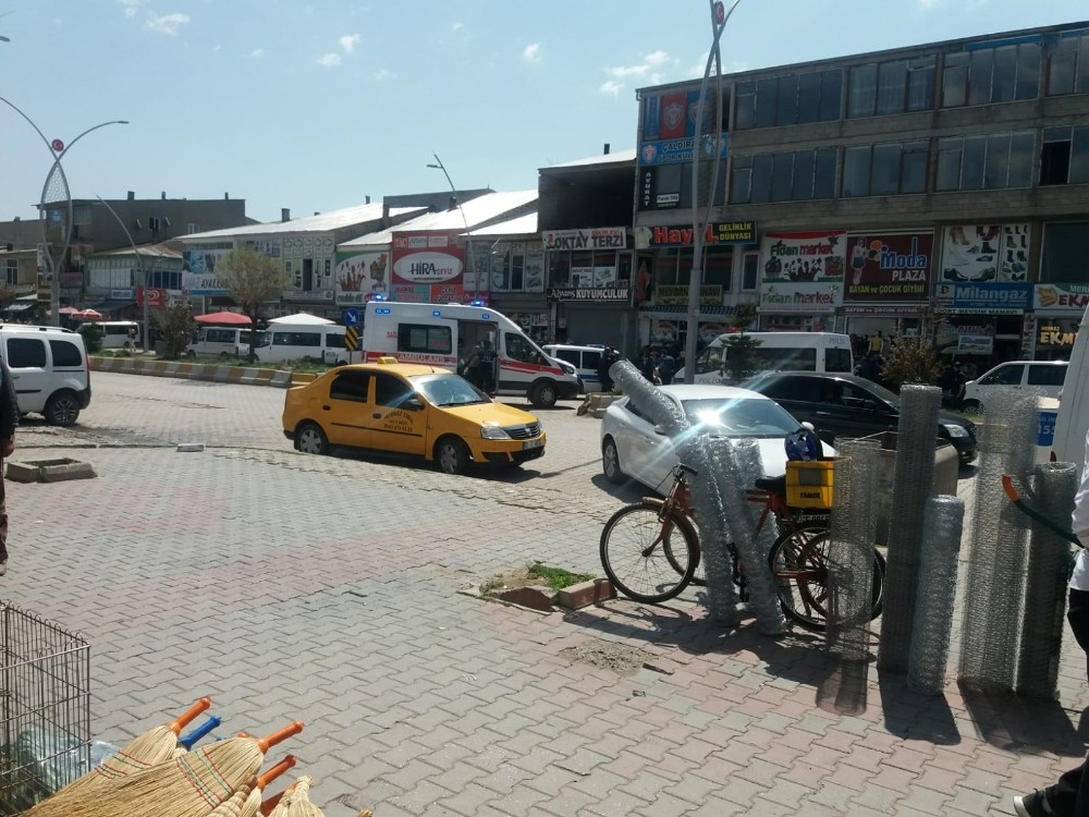 Çaldıran’da ailelerin taşlı sopalı kavgasında 8 kişi yaralandı 