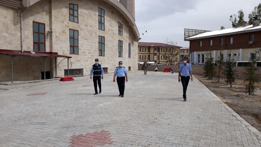 Çaldıran’da camiler Cuma namazına hazırlanıyor 