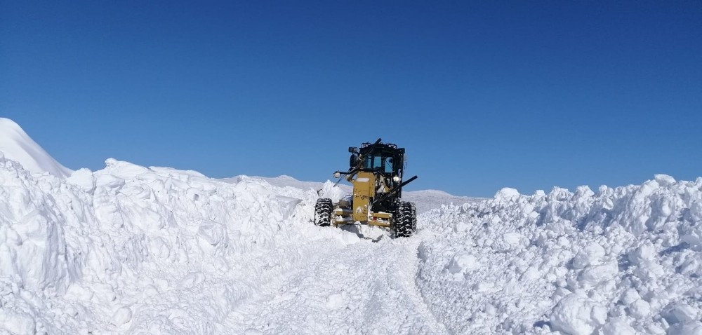 Çaldıran’da kar kalınlığı 1,5 metreyi geçti 