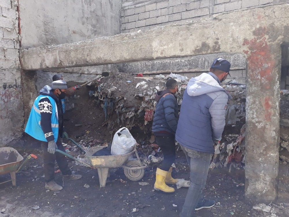 Çaldıran’da yıllarca çöp yığınlarının biriktiği arka sokaklar temizlendi 