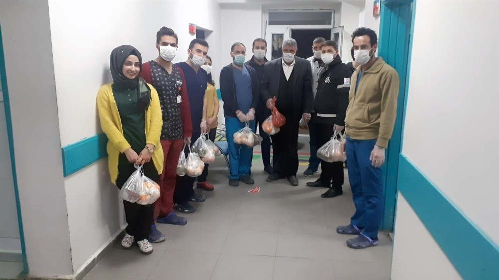 Çaldıranlı esnaftan sağlık çalışanlarına kilo kilo meyve 