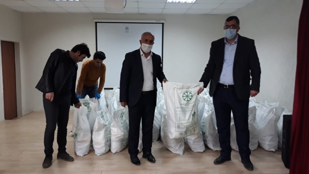 Çaldıranlı iş adamından 150 koli gıda desteği 
