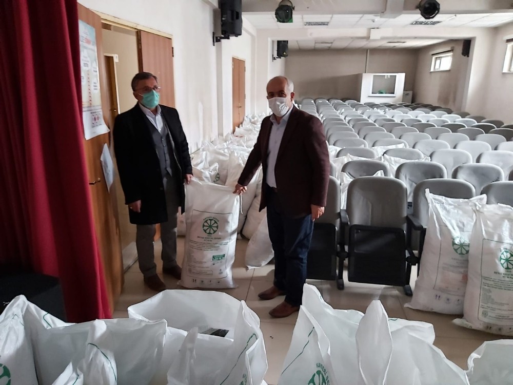 Çaldıranlı iş adamından ihtiyaç sahiplerine 400 koli gıda desteği 
