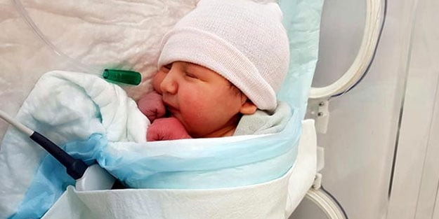 Çalılıkların arasında terk edilmiş 1 günlük kız bebek buldu