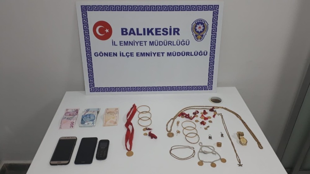 Çalınan altınları teslim edilen kadın polise dualar etti 