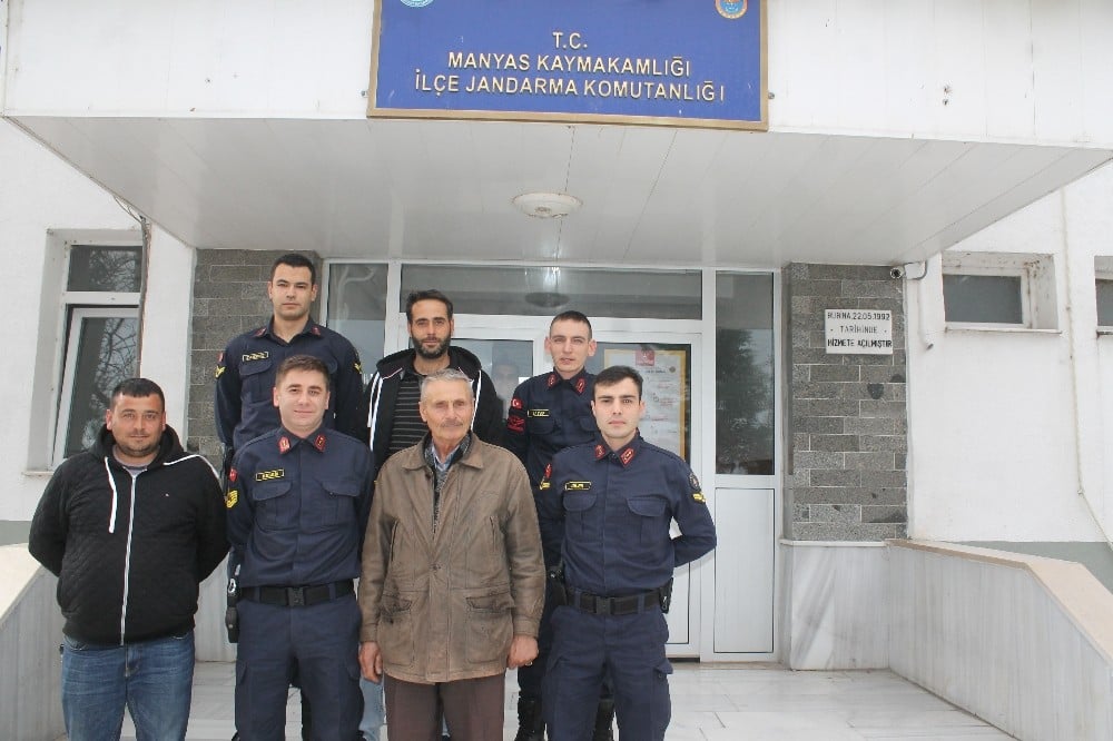 Çalınan koyunlarını bulan jandarmaya teşekkür ziyareti 