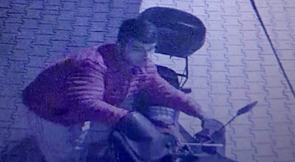 Çalınmasın diye kameranın önüne koydu! Motosiklet 50 saniye içinde çalındı