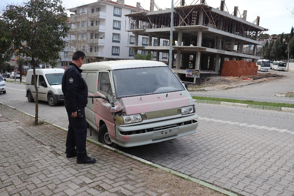 Çalıntı aracı yol ortasında bırakıp kaçtılar 