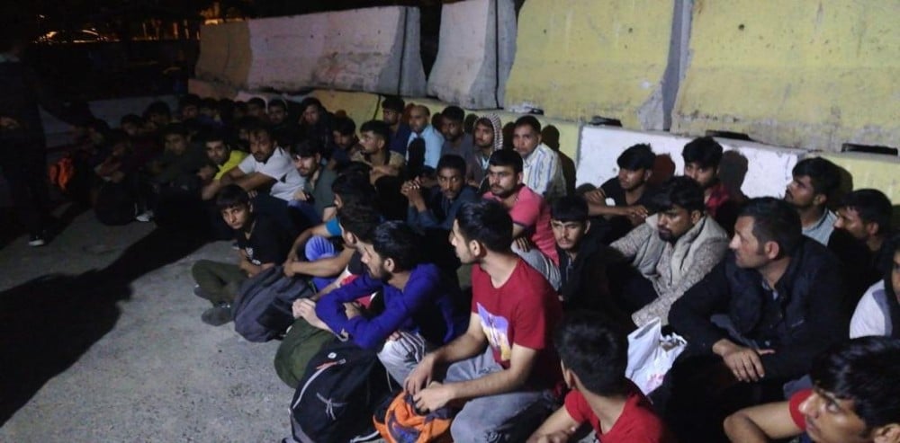 Çalıntı araçta 46 kaçak göçmen yakalandı 