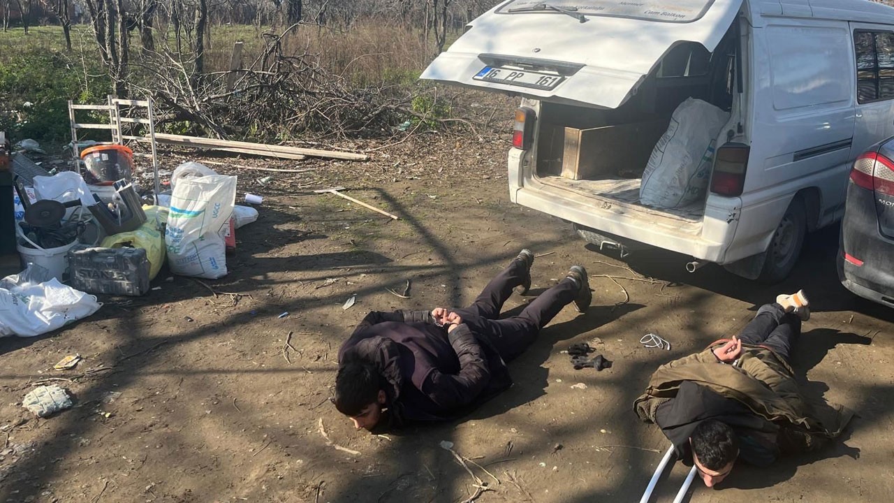 Çalıntı kamyonetle kaçtılar! Bursa’da film gibi kovalamaca