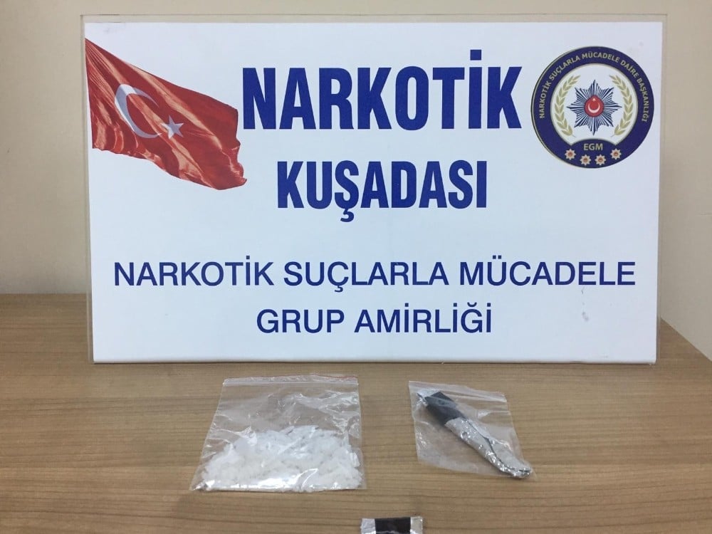 Çalıntı motosikletle uyuşturucu taşıyan 2 kadın yakalandı 