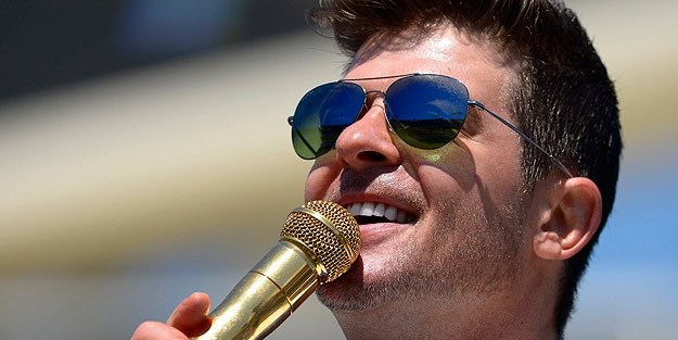 Çalıntı şarkı başlarını yaktı