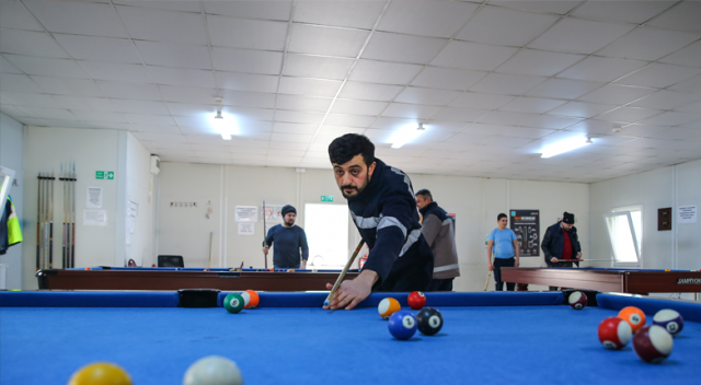 Çalışanlar sinema da izliyor bilardo da oynuyor