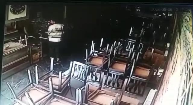 Çalışanların dalgınlığından istifade ederek kebapçıyı soydu 