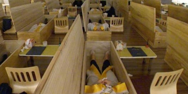 Çalışanlarını canlı canlı tabuta koyuyorlar!