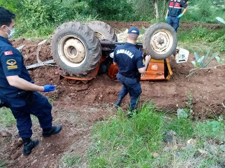 Çalışırken devrilen traktörün altında çiftçi hayatını kaybetti 
