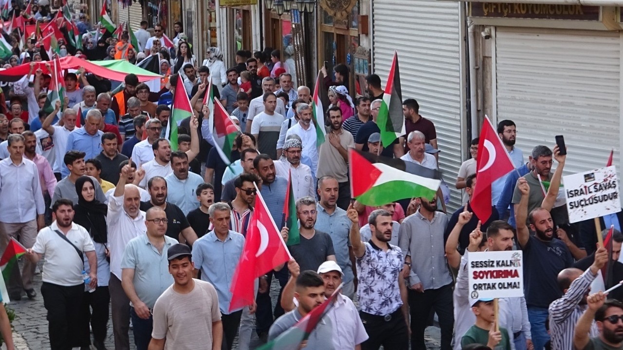 Çalışma Bakanı Işıkhan Mardin’de Gazze’ye destek yürüyüşüne katıldı