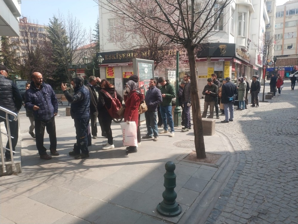 Çalışma süresi 5 saate düştü, banka önlerinde kuyruklar oluştu 