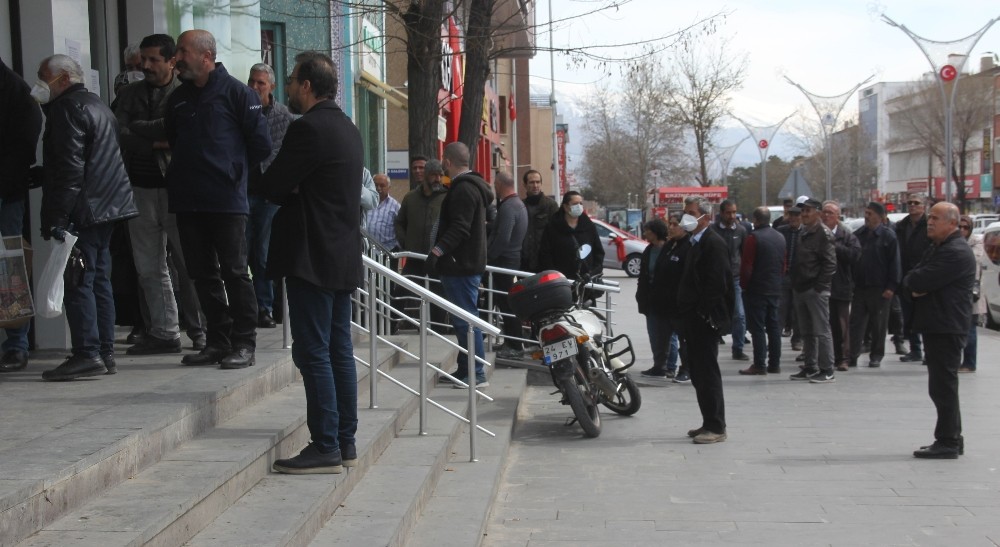 Çalışma süresi 5 saate düştü, banka önlerinde kuyruklar oluştu 