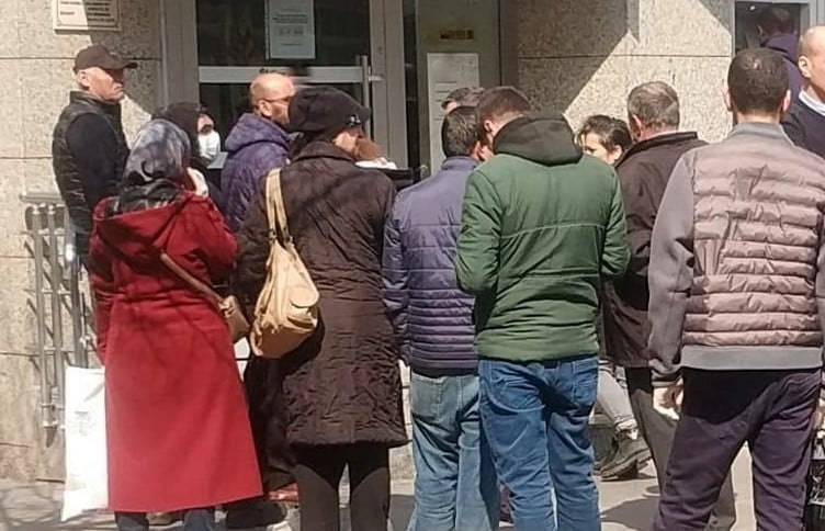 Çalışma süresi 5 saate düştü, banka önlerinde yoğunluk oluştu 