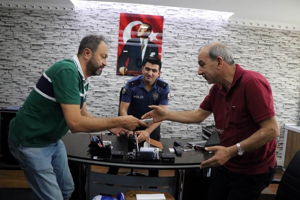 Çalıştığı dükkanda bulduğu 10 bin doları sahibine teslim etti 