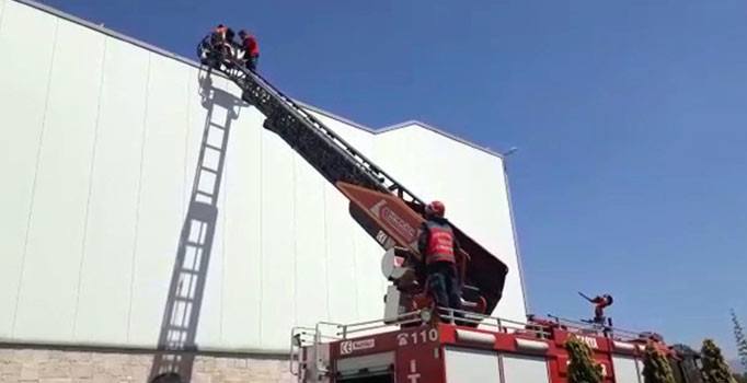 Çalıştığı fabrikanın çatısında intihar etmek isteyen işçi ikna edildi