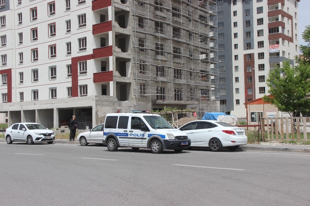 Çalıştığı inşaatın merdiven boşluğuna düşen işçi ağır yaralandı 