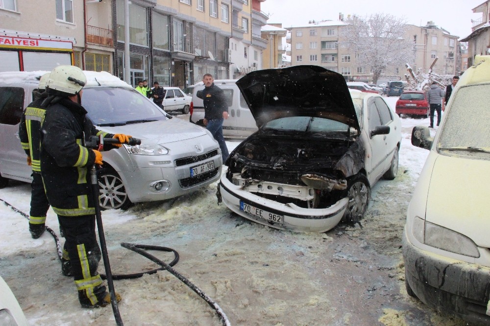 Çalıştırdığı otomobili bir anda motor kısmından alev alarak yandı 
