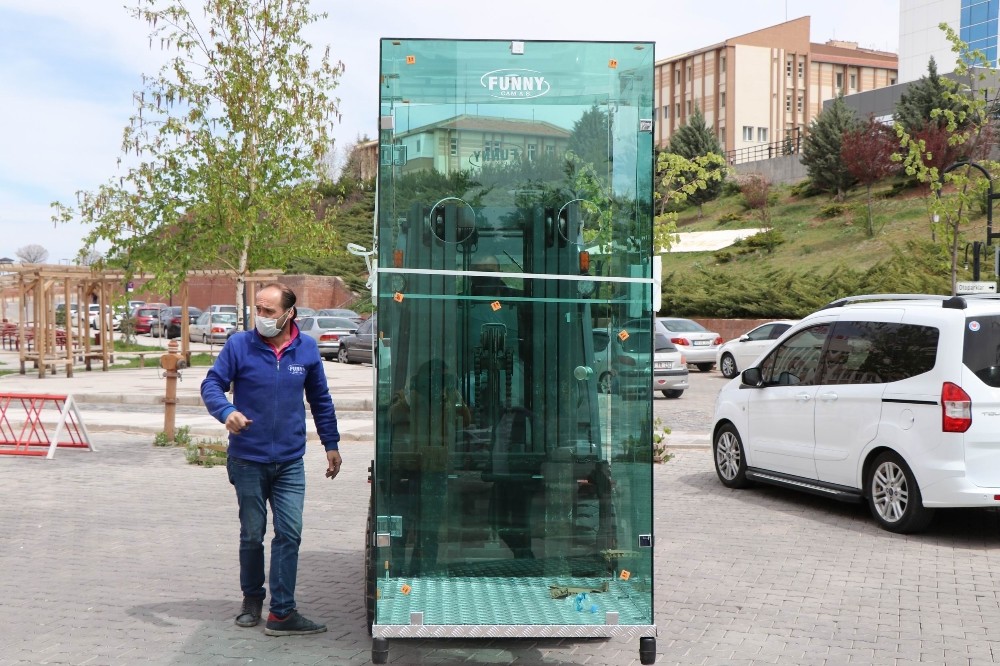 Cam firması sağlık çalışanları için ’steril triyaj’ kabini üretti 