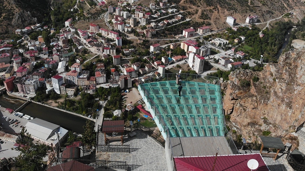 Cam Seyir Terası Ziyaretçi Akınına Uğradı! 240 Metreden Gümüşhane Manzarası