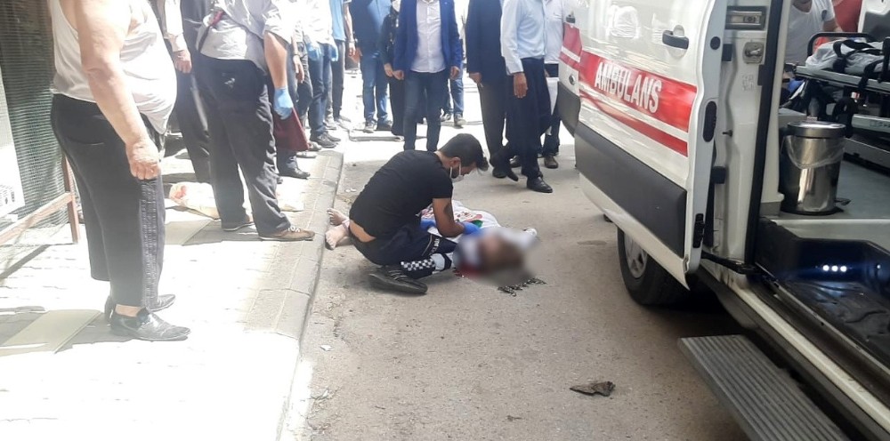 Cam silerken 4. kattan aşağıya düştü 