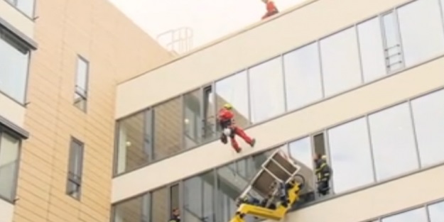 Cam silerken halat koptu: 1 ölü 1 yaralı