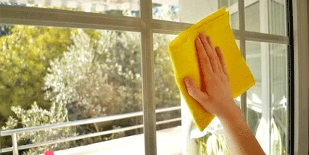 Cam temizlerken birçok kişi bilmiyor! İşte camları lekesiz temizlemenin püf noktası