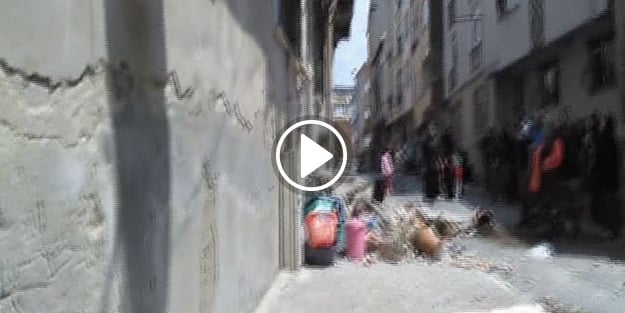 Çamaşır asarken balkon çöktü!