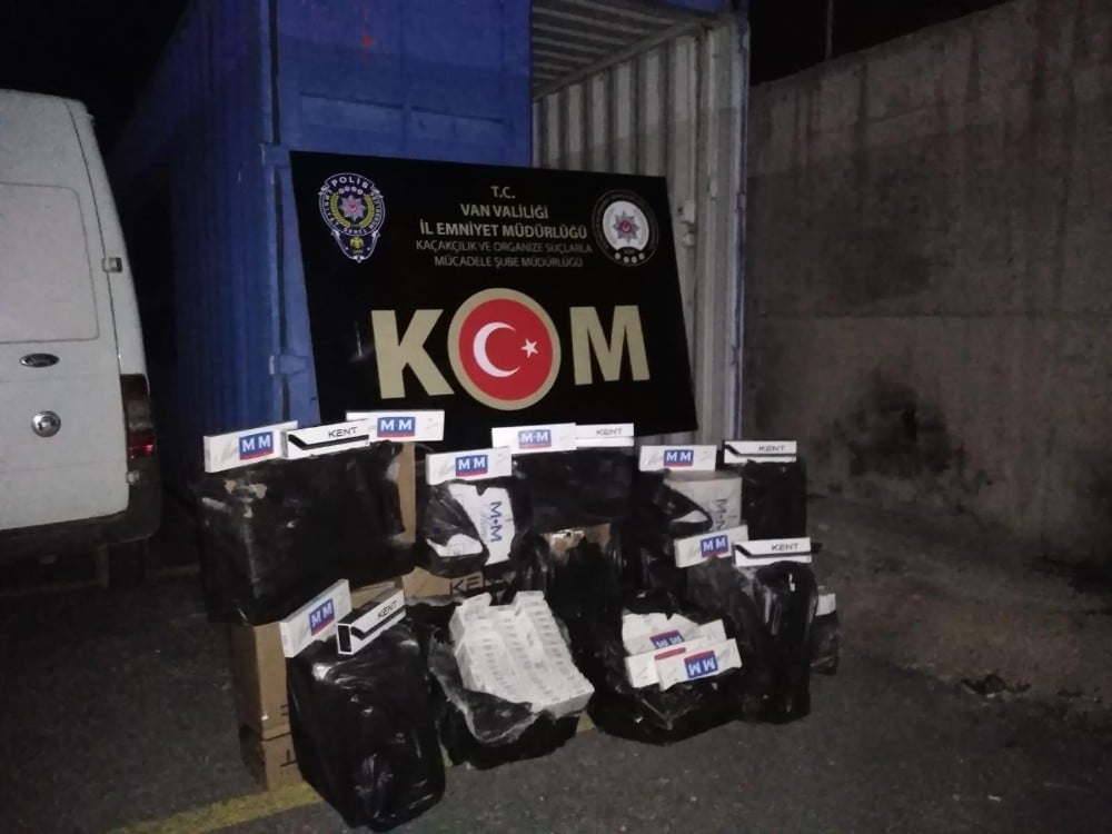 Çamaşır makinesinin altındaki gizli bölmede 7 bin paket kaçak sigara ele geçirildi 
