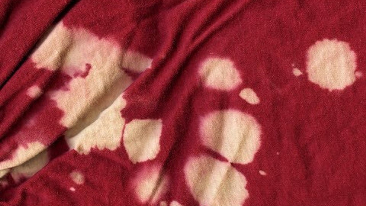 Çamaşır suyu lekesi olan kıyafetlere kesin çözüm! Harika yöntem! Bunu yaparsanız, lekeli giysileriniz temizlik bezi olmaz