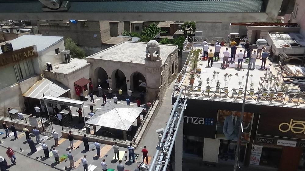 Cami avlusuna sığmayan Kilisliler çatılarda namaz kıldı 