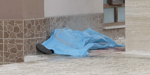 Cami avlusunda cinayet