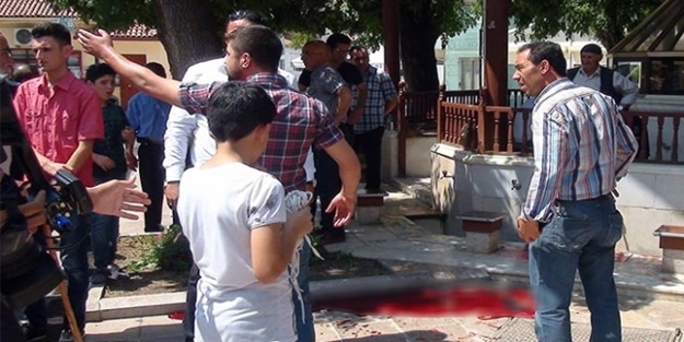 Cami avlusunda kan aktı... Abdest alırken...