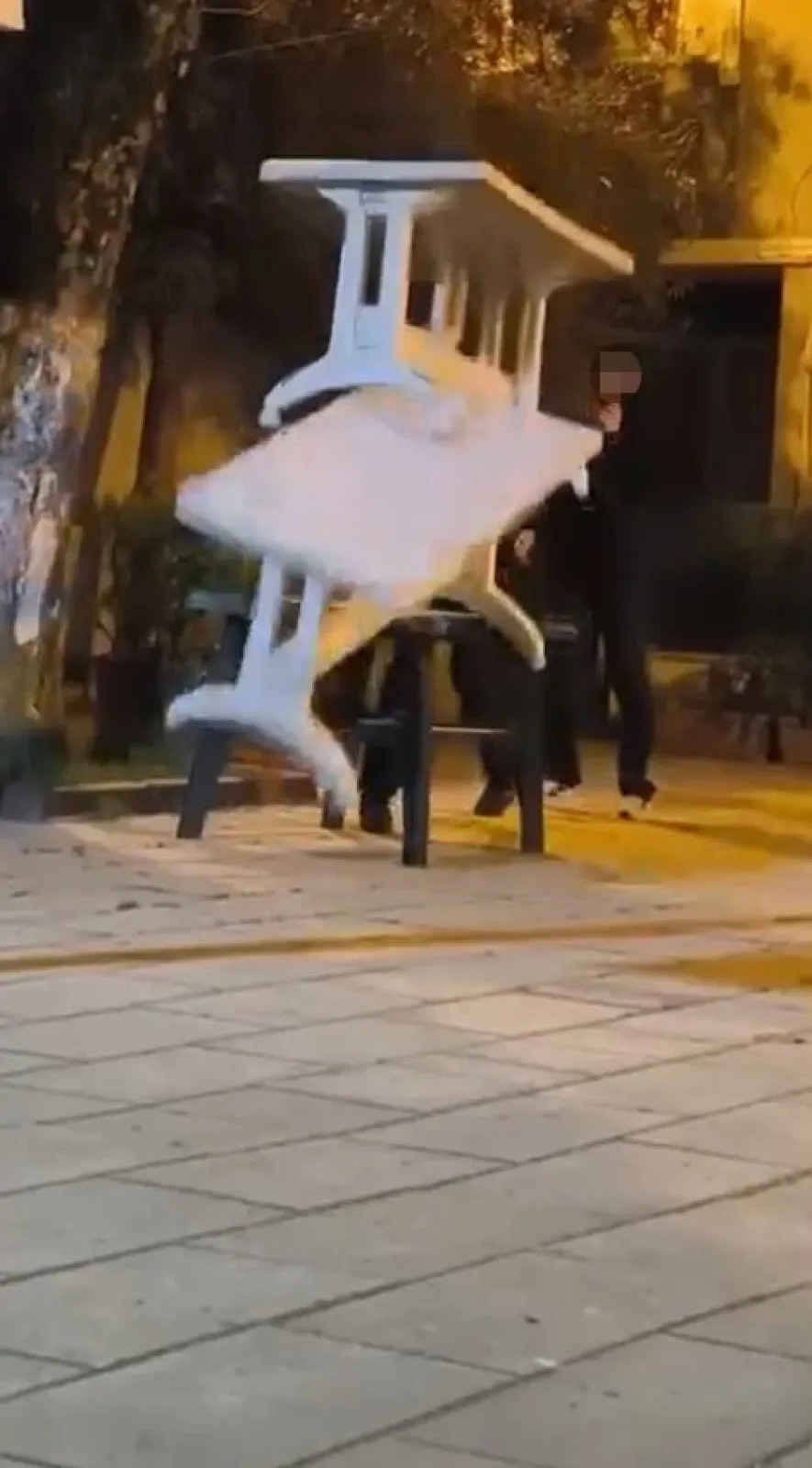 Cami bahçesindeki masalara zarar veren 4 çocuk serbest bırakıldı