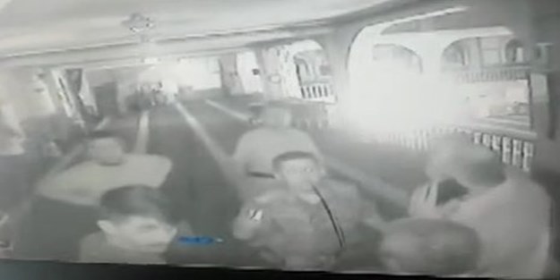 Cami basan darbeci askerler dövülerek camiden çıkarıldılar