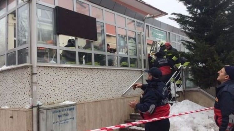 Cami çatısı çöktü!