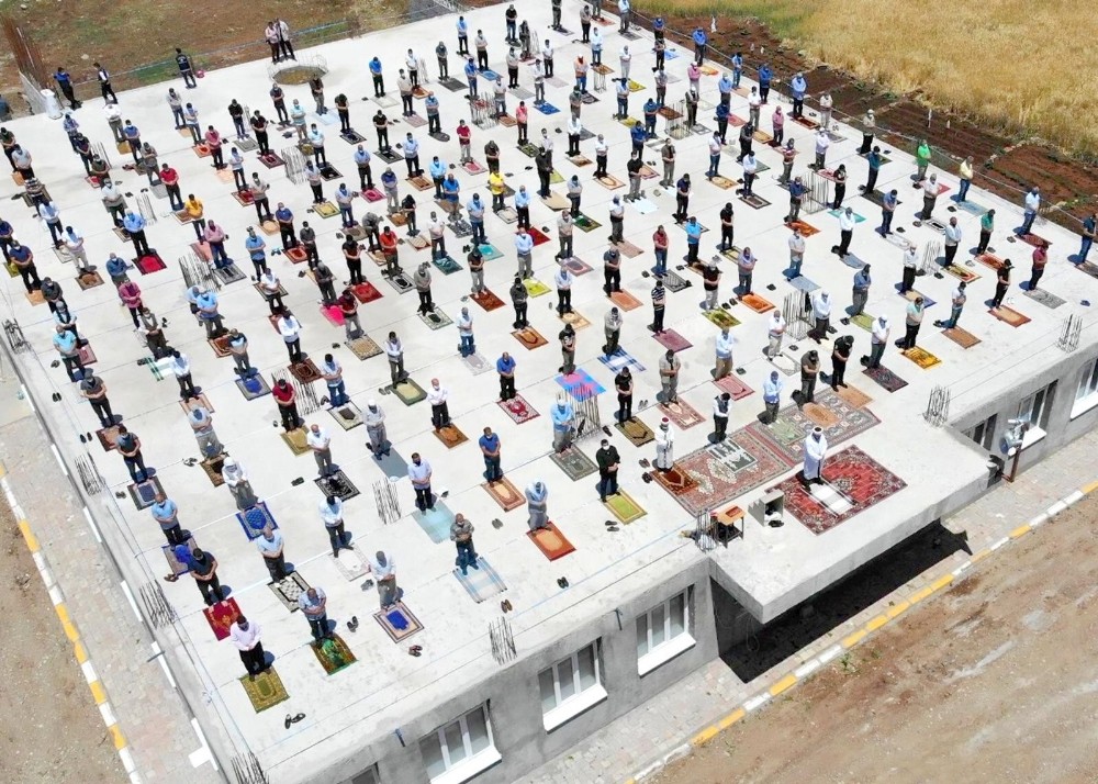 Cami çatısında cuma namazı 