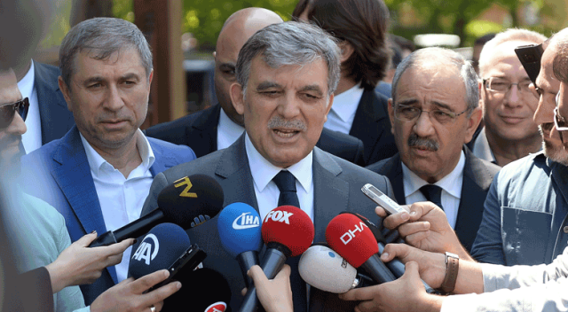 Cami çıkışında bir vatandaş, Abdullah Gül'e 'Kardeşini yalnız bırakma' diye bağırdı