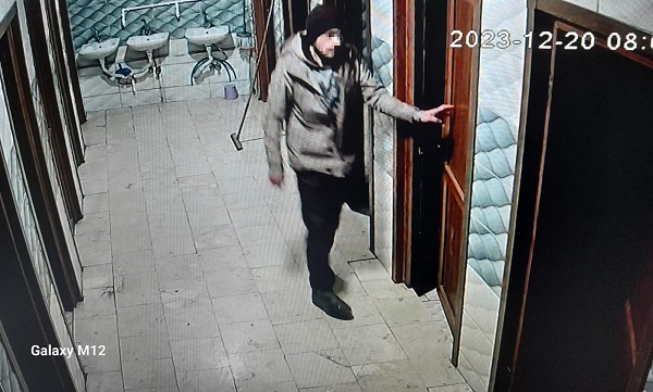 Cami hırsızı kameraya takıldı