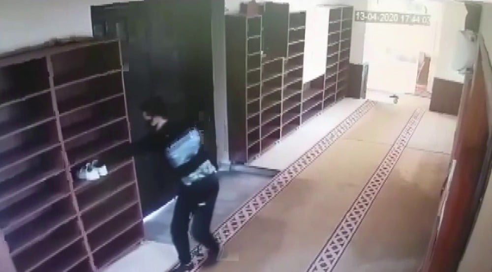 Cami hırsızını elindeki dövme ele verdi 